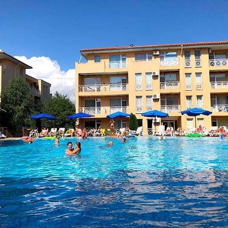Sunny Day Apartments Pantai Sunny Bagian luar foto